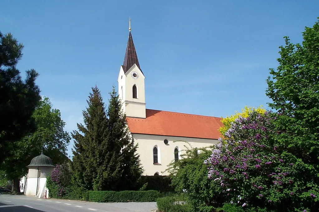 Salching, Oberpiebing, Dorfstraße 3, Katholische Pfarrkirche St. Nikolaus. Neugotische Anlage; mit Ausstattung; Ölberg und Kriegerdenkmal an der Friedhofsmauer.