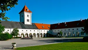 Ehemaliges Augustinerchorherrenkloster, Schultrakt des Klosters