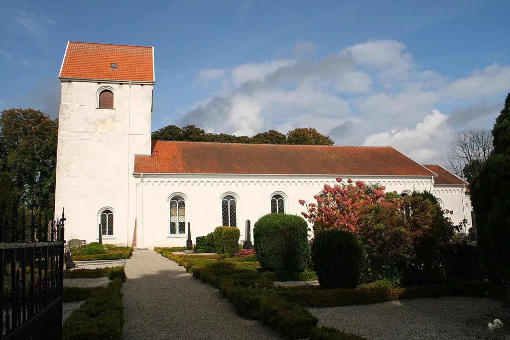 The church at Gudmuntorp seen from the churchyard