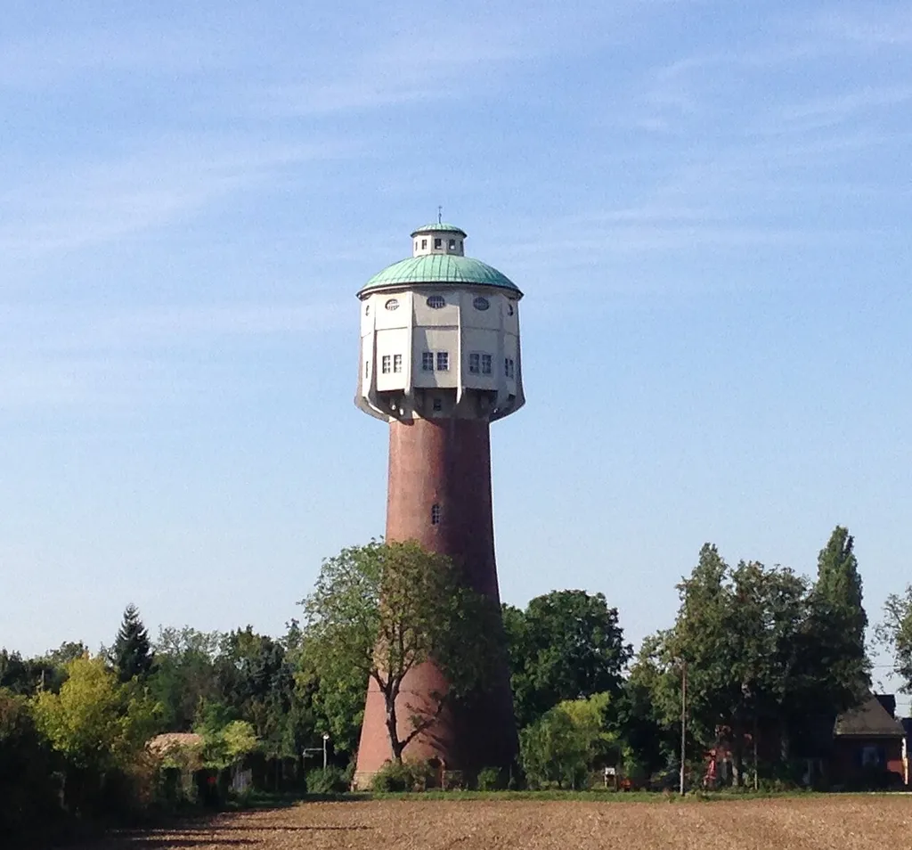 Der Wasserturm von Edingen wurde 1908 erbaut und ist 40,25 m hoch. Es ist das schönste Wahrzeichen unseres Ortes Edingen.