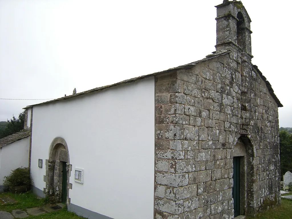Construida a finales del siglo XII, conserva el alzado de sus muros, dos portadas y una ventana en el ábside.