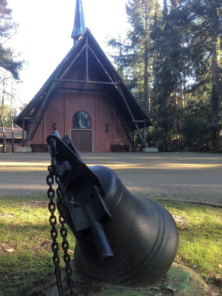 Glocke vor der Auferstehungskirche auf dem evangelischen Waldfriedhof in Vechta