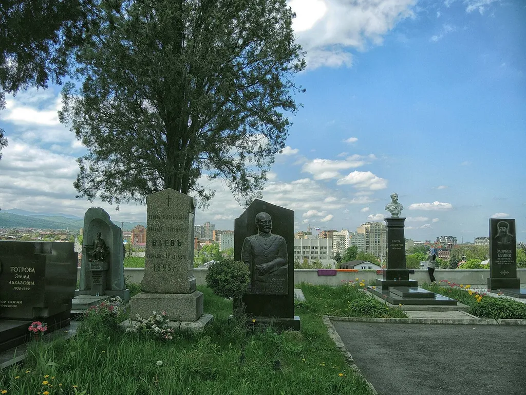 Некрополь в ограде Осетинской церкви: улица Войкова, 20 / улица Хетагурова, 23, Владикавказ, Северная Осетия