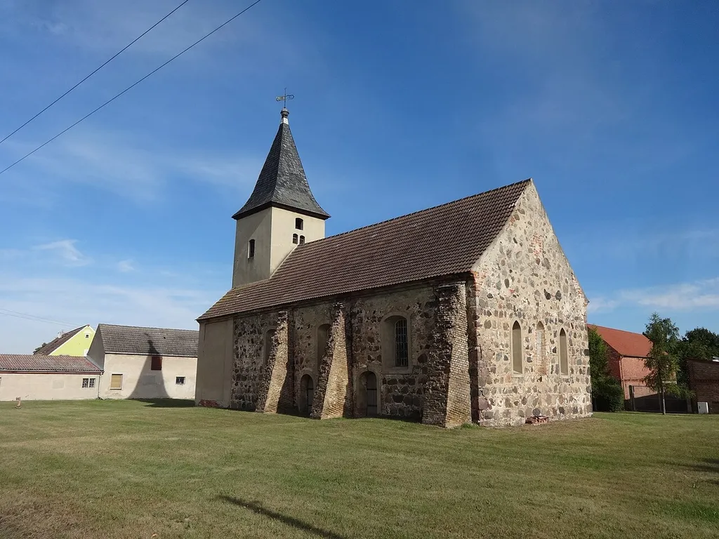 Die Dorfkirche in Kemnitz ist eine Saalkirche, die vermutlich in der ersten Hälfte des 14. Jahrhunderts aus Feldsteinen errichtet wurde. 1739 wurde der Kirchturm angebaut. Im Innern befindet sich ein hölzerner Kanzelaltar aus dem 18. Jahrhundert sowie eine Sakramentsnische.