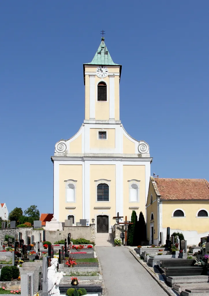 Die alte röm.-kath. Pfarrkirche hl. Georg in der burgenländischen Marktgemeinde Jois.