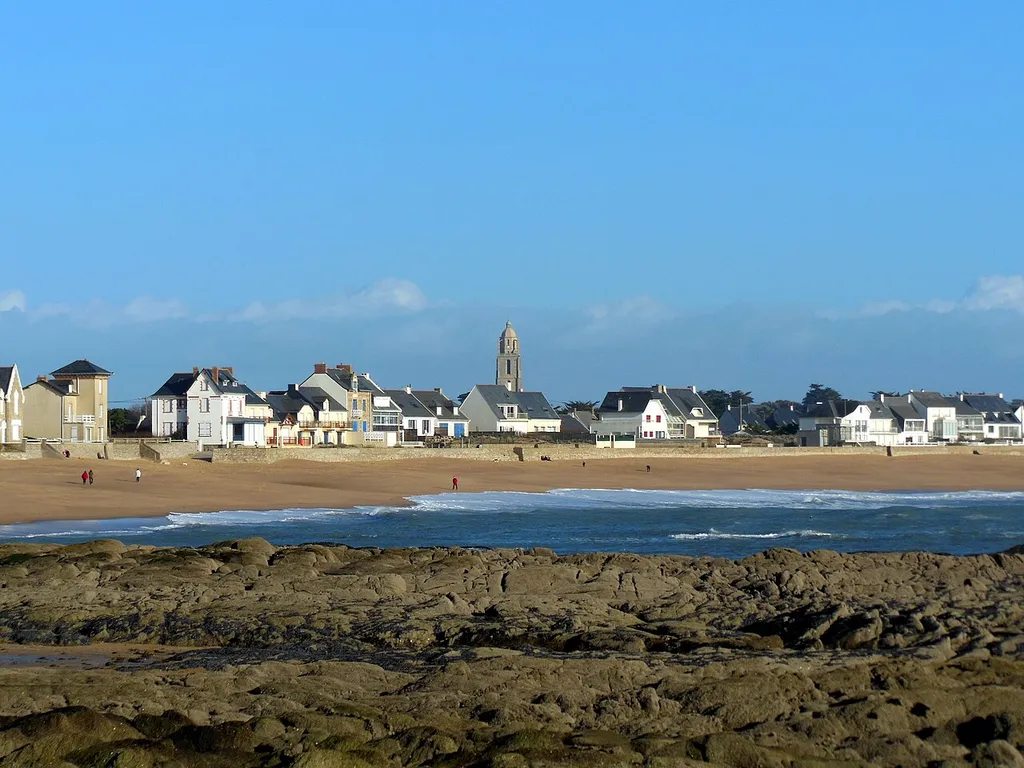 Plage Valentin et le clocher de Batz-sur-mer, vus de la pointe du Fort