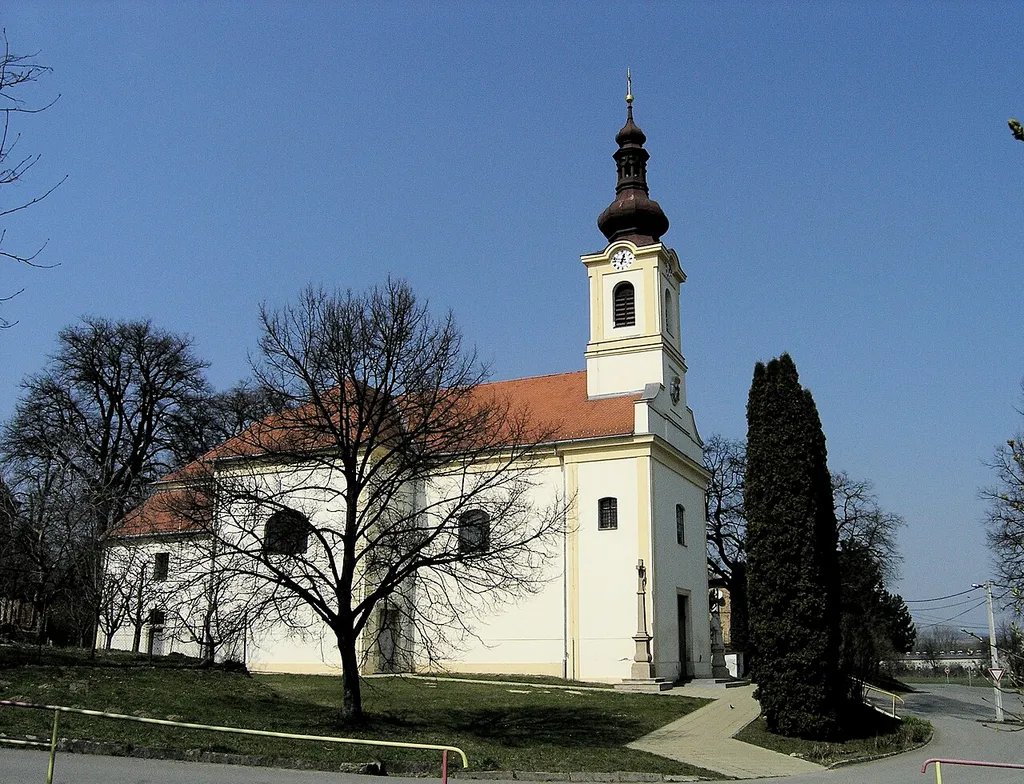 Kostel sv. Petra a Pavla v Milonicích (Vyškovsko). Vystaven 1805 - 1807. V průčelí vsazen erb rodu Lichtensteinů.