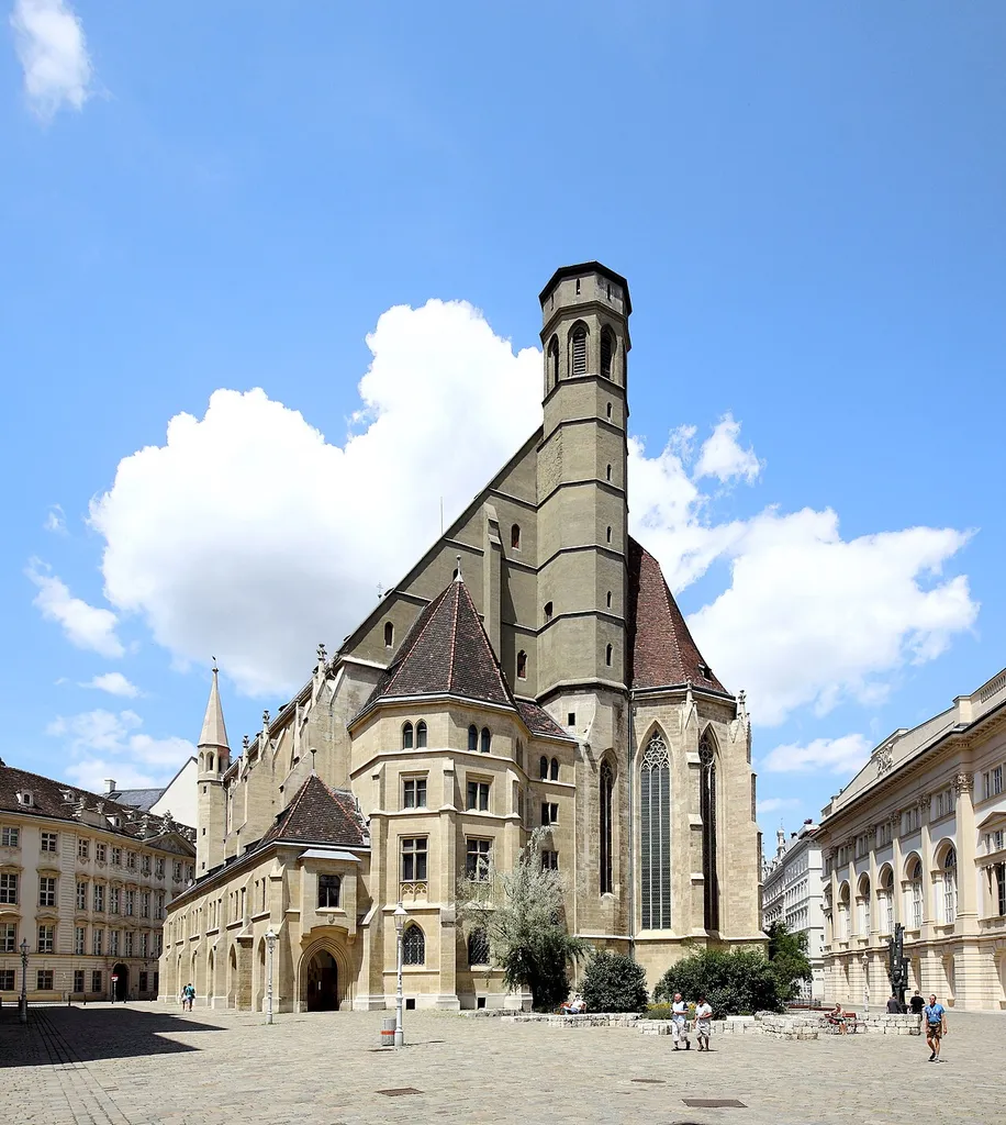 Südostansicht der Minoritenkirche am Minoritenplatz im 1. Bezirk der österreichischen Bundeshauptstadt Wien. Vor der Minoritenkirche der mit Steinen nachgezeichnete Grundriß der mittelalterlichen Ludwigskapelle, die im 18. Jahrhundert zu einem Wohnhaus umgebaut und 1905 abgerissen wurde.