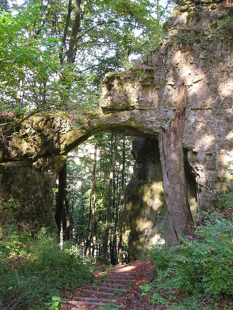 Felsentor oberhalb von Unteremmendorf im Altmühltal