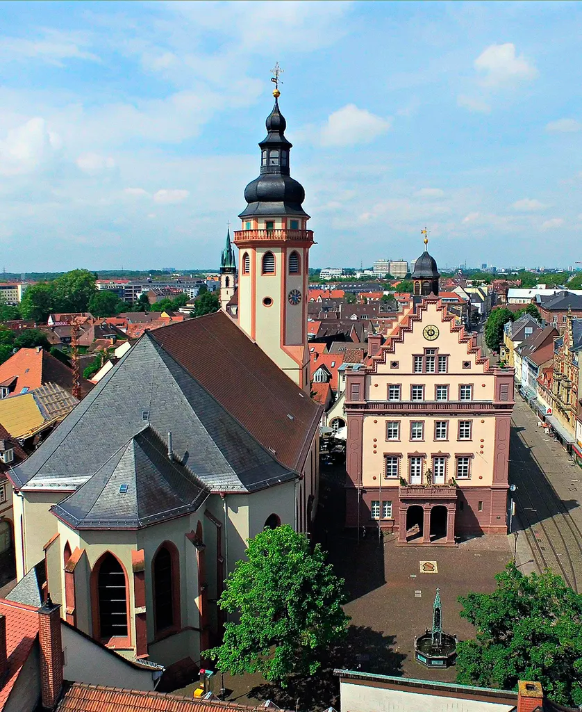 Stadtkirche Durlach mit Marktplatz und Rathaus