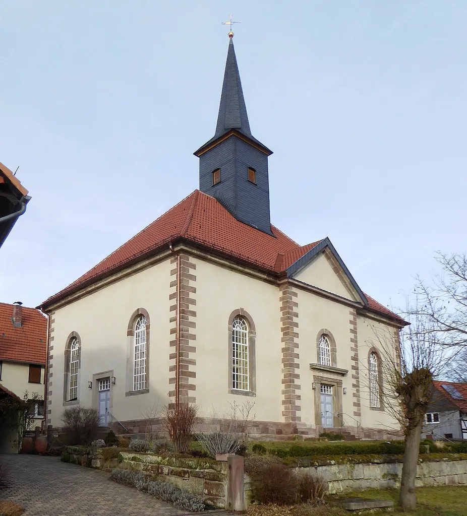 Evangelisch-lutherische Marienkirche in Rittmarshausen, Gemeinde Gleichen, Niedersachsen. Ursprünglich verputzte quer ausgerichtete Saalkirche, erbaut 1756–73, Dachreiter mit Spitzhelm 19. Jahrhundert, 2016 renoviert und wieder mit Außenputz versehen