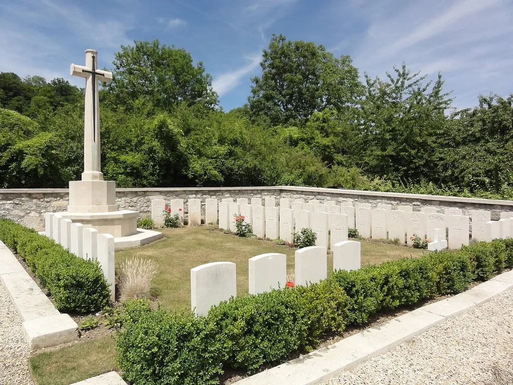 Vendresse-Beaulne (Aisne) CWGC Vendresse churchyard
