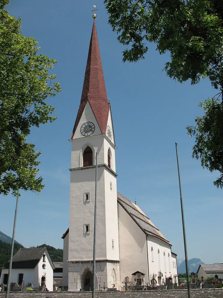 Kath. Pfarrkirche hl. Nikolaus und Kriegerdenkmal