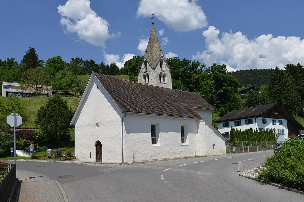Bludesch, Filialkirche hl. Nikolaus, in Zitz. Urkundlich um 842 "Cise". 1483 Kaplanei. Breiter spätromanischer Bau mit eingezogenem quadratisch barockem Chor unter gemeinsamen Satteldach, Rechteckfenster; Nord-Tur, mit gekoppelten un einfach darüber gestellten Schallöffnungen, vorkragendem Giebelgesims, gemauertem Giebelspitzhelm mit knopfartigen Fialen. Südlich an Langhaus und Chor angebaute Sakristei mit Pultdach von 1629. Im Chor ehemalige Rundapsis durch Ausgrabungen festgestellt, Ummantelung 1629/30.