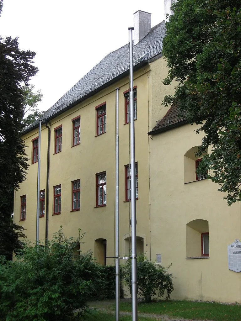 Hofberg 5; Hofberg 6. Ehem. Burg, ehem. Rentamt jetzt Amtsgericht, zwei große zusammengeschlossene dreigeschossige Putzbauten mit Satteldächern, Nordteil mittelalterlich, Südteil im Giebel bez. 1742, Westtrakt wohl 19. Jh.