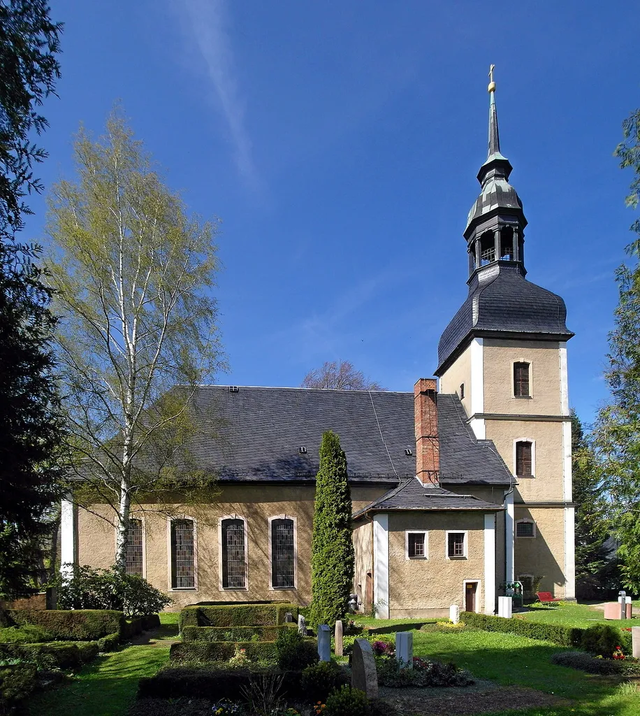 24.04.2017 09228 Wittgensdorf (Chemnitz), Evangelische Kirche Wittgensdorf. Der heutige Bau geht auf das Jahr 1728 zurück, als die vorhandene Kirche erweitert und der 37 m hohe Turm angebaut wurde. Sicht von Süden. [SAM9507-9508.JPG]20170424410MDR.JPG(c)Blobelt
