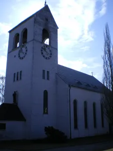 Kirche und umgebender, gärtnerisch gestalteter Kirchplatz (Gartendenkmal) mit Treppenanlage von der Lutherstraße Johann-Sebastian-Bach-Straße 1a