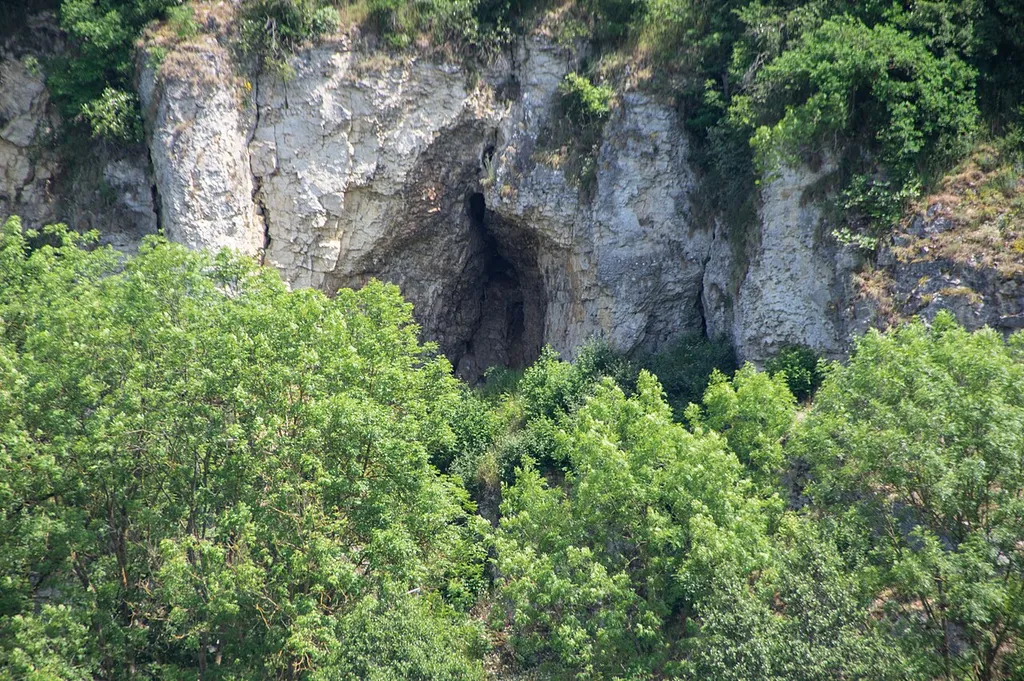 Detail -Ausschnitt - der Höhle am Hüllenloch, von Westen. Naturdenkmal ND-06587 , Kultur- und Bodendenkmal D-7-7230-0024