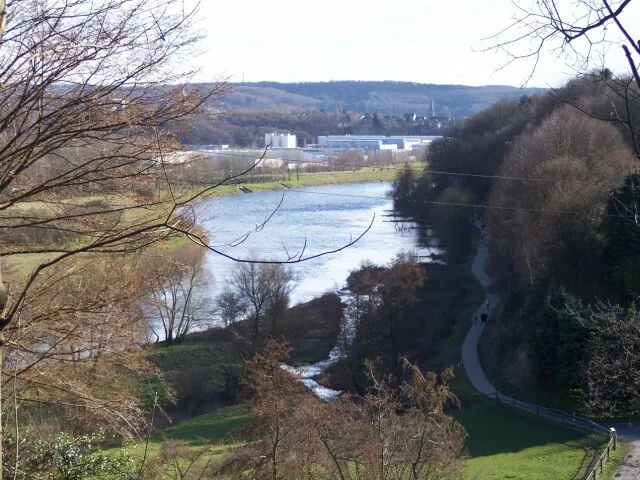Blick vom nördlichen Ruhrufer (Rauendahlstraße, Hattinger Gemarkung Baak) nach Süden über die Ruhr zum Gewerbe- und Landschaftspark Henrichshütte und zur Hattingener Kernstadt