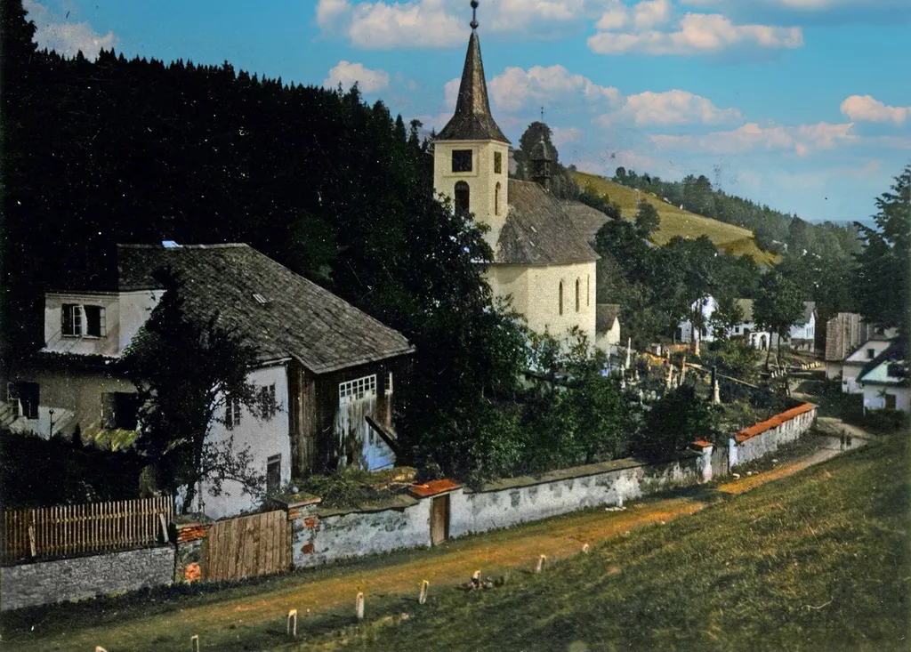 Centrum zaniklé vesnice Barnov s kostelem Všech svatých před 2. světovou válkou