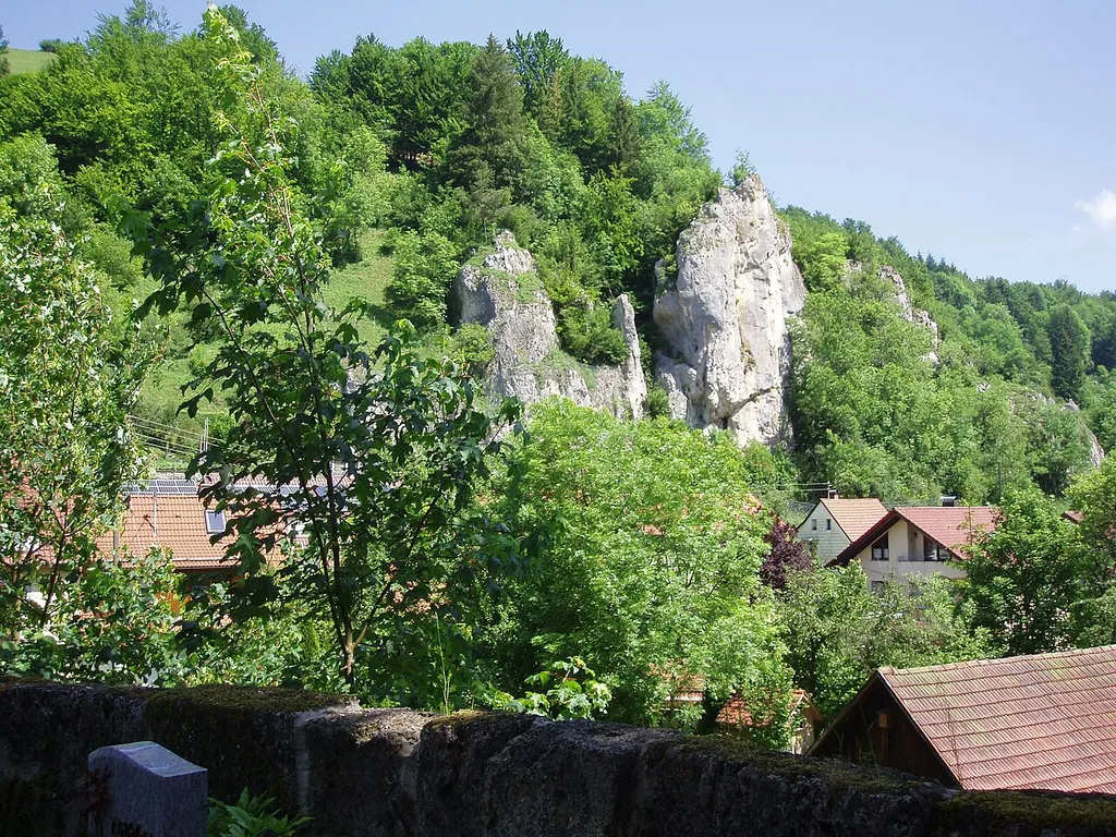 Naturdenkmal "Seeburger Nägelesfels" (Nr. 84150780061) im Bad Uracher Stadtteil Seeburg. Nicht zu verwechseln mit der Naturschutzgebiet "Nägelesfelsen" (Nr. 4004) oberhalb der Stadt Bad Urach.