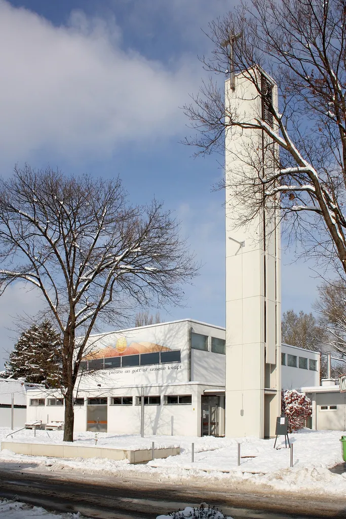 Die Außenansicht der Pfarrkirche Hl. Josef in der niederösterreichischen Marktgemeinde Guntramsdorf.