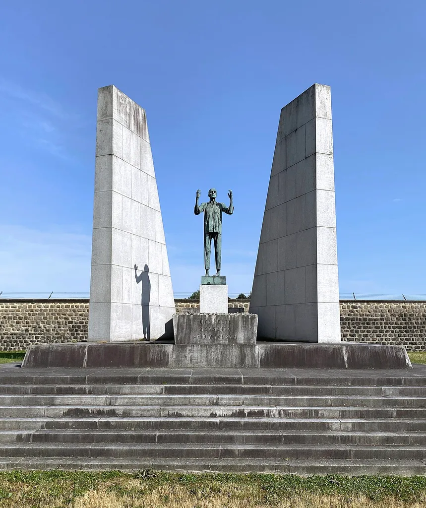 Das Denkmal der Tschechoslowakei am Gelände der KZ-Gedenkstätte Mauthausen bei Mauthausen. Blickrichtung Südosten.