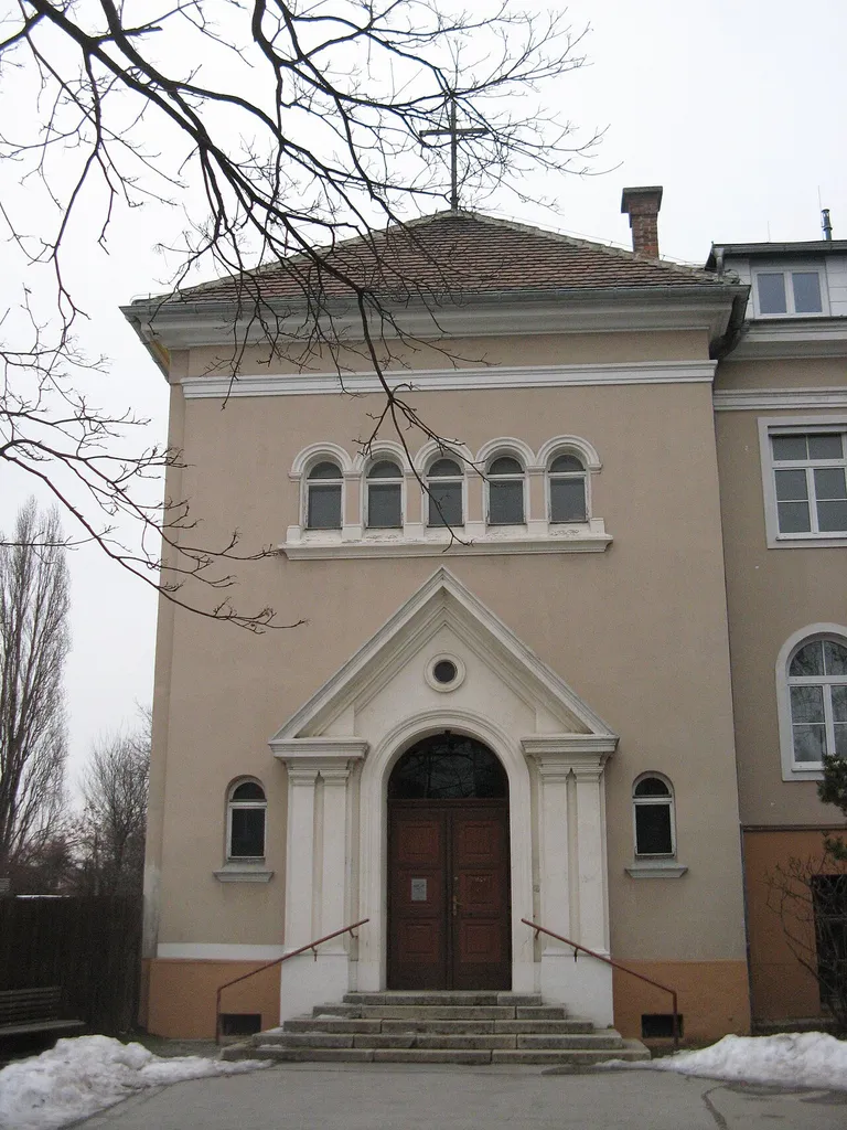 Pfarrkirche Laaer Berg (1928-29) von Bruno Buchwieser, Ludwig-von-Höhnel-Gasse 17-19, Wien-Favoriten