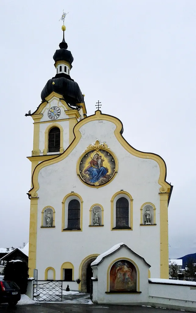 Katholische Pfarrkirche Hl. Margareta mit Friedhof