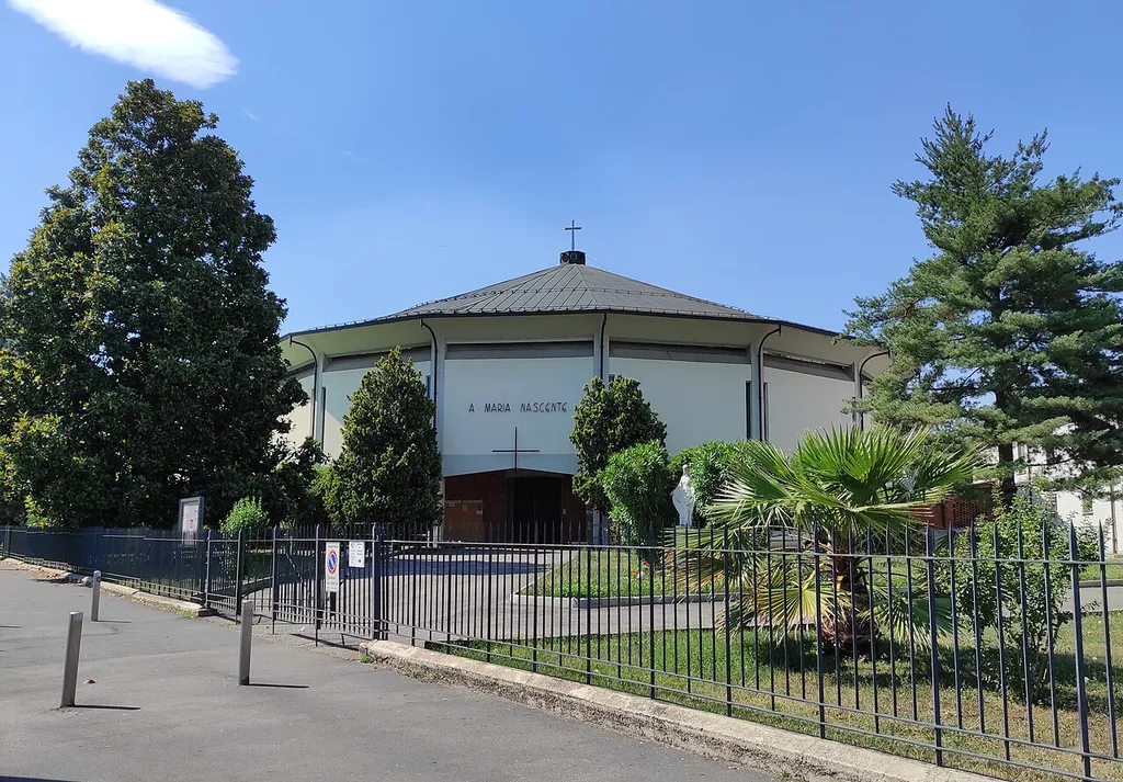 Facciata della Chiesa di Santa Maria Nascente a QT8 a Milano