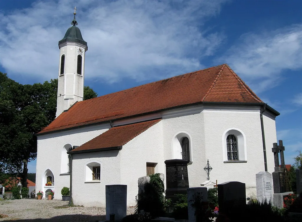 Kath. Filialkirche St. Johannes d. T.; spätgotische Anlage, um 1500, barockisiert im 18. Jh.; mit Ausstattung; Friedhofsummauerung, 17./18. Jh. Münster, Egmating.