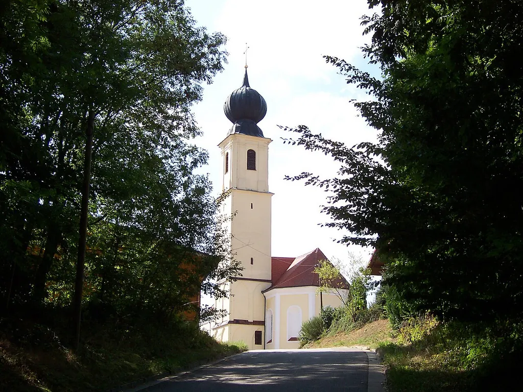 Essenbach, Mettenbach, Veitsberg. Katholische Nebenkirche St. Vitus, barocker Bau des späten 17. Jahrhunderts, Turmuntergeschoß noch spätgotisch; mit Ausstattung.