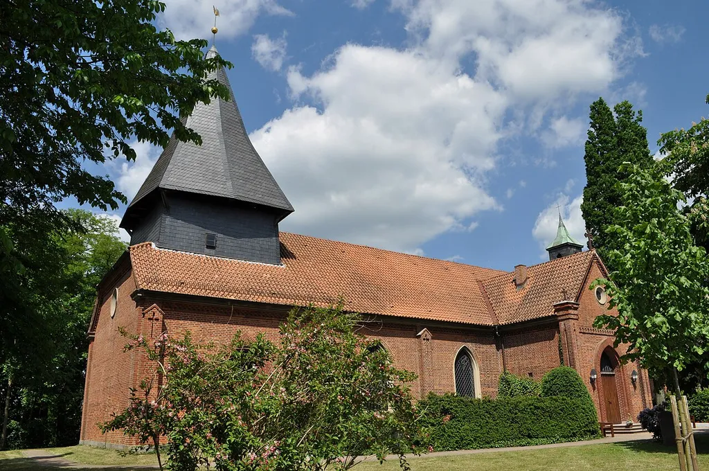 Blick von Südwesten auf die Kirche von Leezen (Holstein).