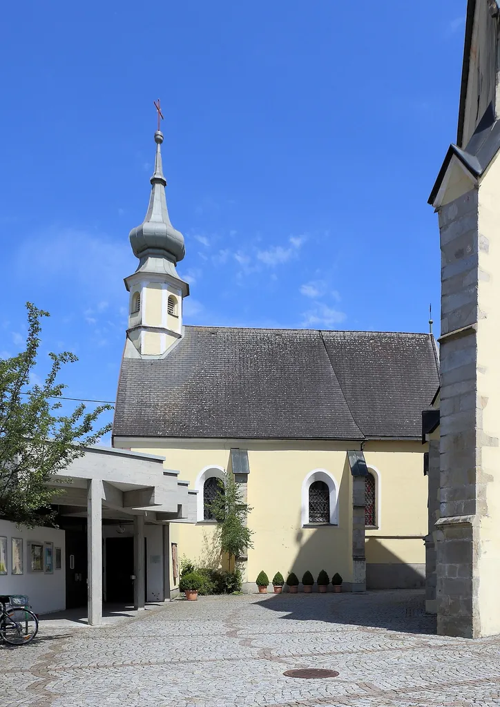 Katholische Filialkirche Maria Hilf in der oberösterreichischen Stadt Peuerbach. 1429/30 als Erasmus-Kapelle erbaut. Das Langhaus ist vierjochig und der Chor mit einem Fünfachtelschluss zweijochig.