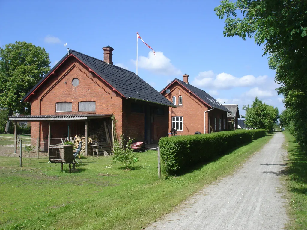 Østrup Station fra sporsiden med varehuset i forgrunden