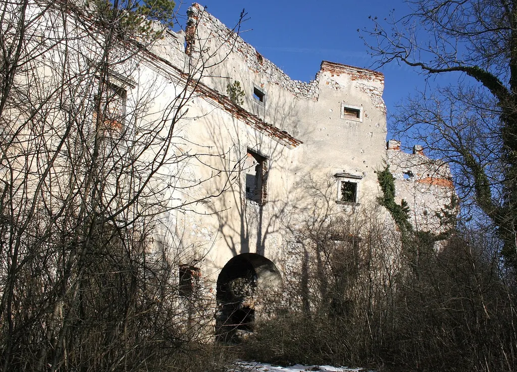 Innenmauer des Wohntraktes der Burgruine Starhemberg beim Übergang vom nördlichen zum östlichen.
