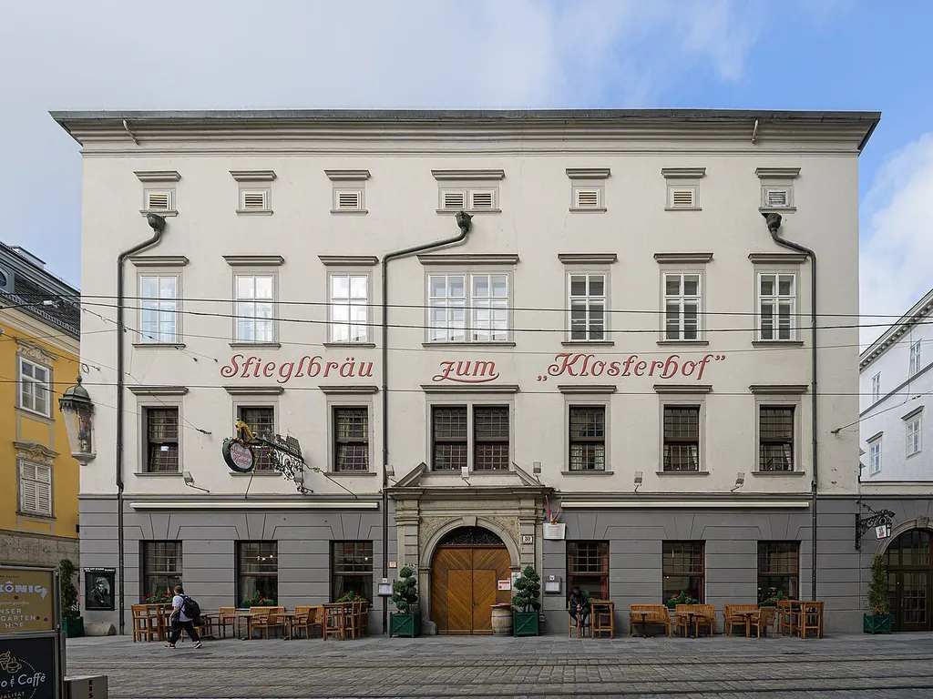 Der Klosterhof wurde 1693 errichtet und gehörte dem Kloster Baumgartenberg. Nach dessen Auflösung 1784 ging er in den Besitz des Stiftes Kremsmünster über.