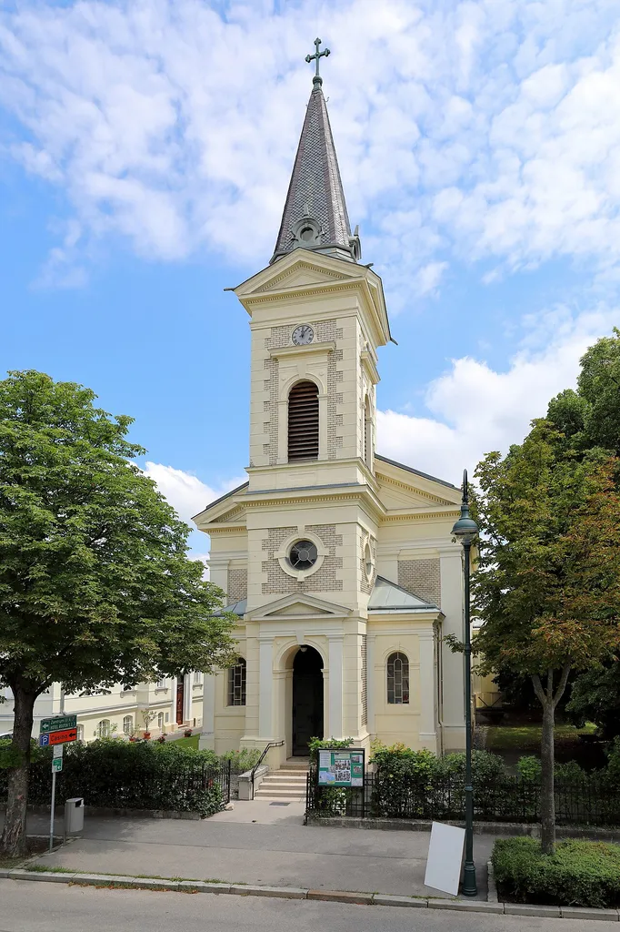 Südwestansicht der evangelischen Pfarrkirche an der Adresse Erzherzog-Wilhelm-Ring 52 in der niederösterreichischen Stadt Baden. Nach Grundsteinlegung am 27. März 1887 wurde die Kirche nach Plänen des Stadtbaumeisters Anton Breyer im Stil der Neoromantik errichtet und am 23. Oktober 1887 eingeweiht.