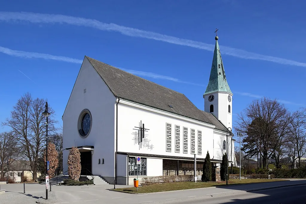 Südwestansicht der katholischen Pfarrkirche hll. Schutzengel in der niederösterreichischen Stadt Gänserndorf. Ein im Kern spätromanischer Bau (um 1300) mit gotischem Chor aus dem 14. Jahrhundert. Nach schweren Brandschäden 1683 und 1695 wurde die Kirche barockisiert. 1961 erfolgte nach Plänen von Ernst Arthofer und Karl Burian eine dem heutigen Erscheinungsbild bestimmende Erweiterung Richtung Westen.