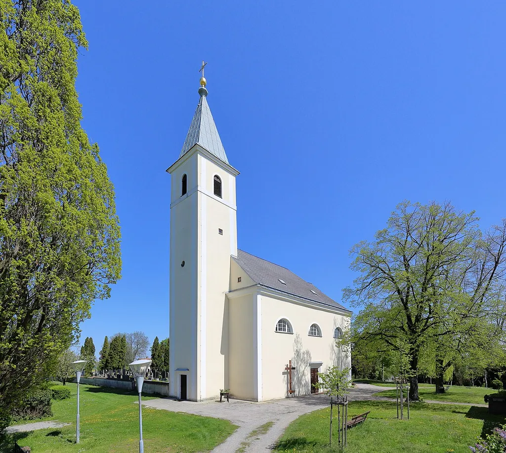 Südwestansicht der römisch-katholischen Pfarrkirche Mariae Geburt in Sierndorf an der March, ein Ortsteil der niederösterreichischen Marktgemeinde Jedenspeigen. Ein schlichter, einheitlicher Barockbau mit vorgestelltem Westturm und eingezogener Rundapsis, der Ende des 17. Jahrhunderts errichtet wurde.
