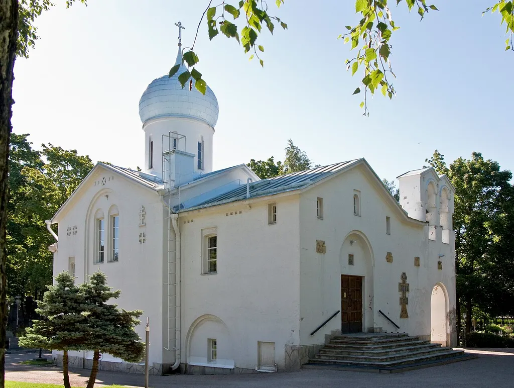 Helsingin ortodoksisen seurakunnan hautausmaalla (= Lapinlahden ortodoksisella hautausmaalla) sijaitseva Pyhän Profeetta Eliaan kirkko. Kirkko vihittiin 28.9.1958. Arkkitehti Ivan Kudrjavzev . -- digitaalinen negatiivi, telefoto, väri