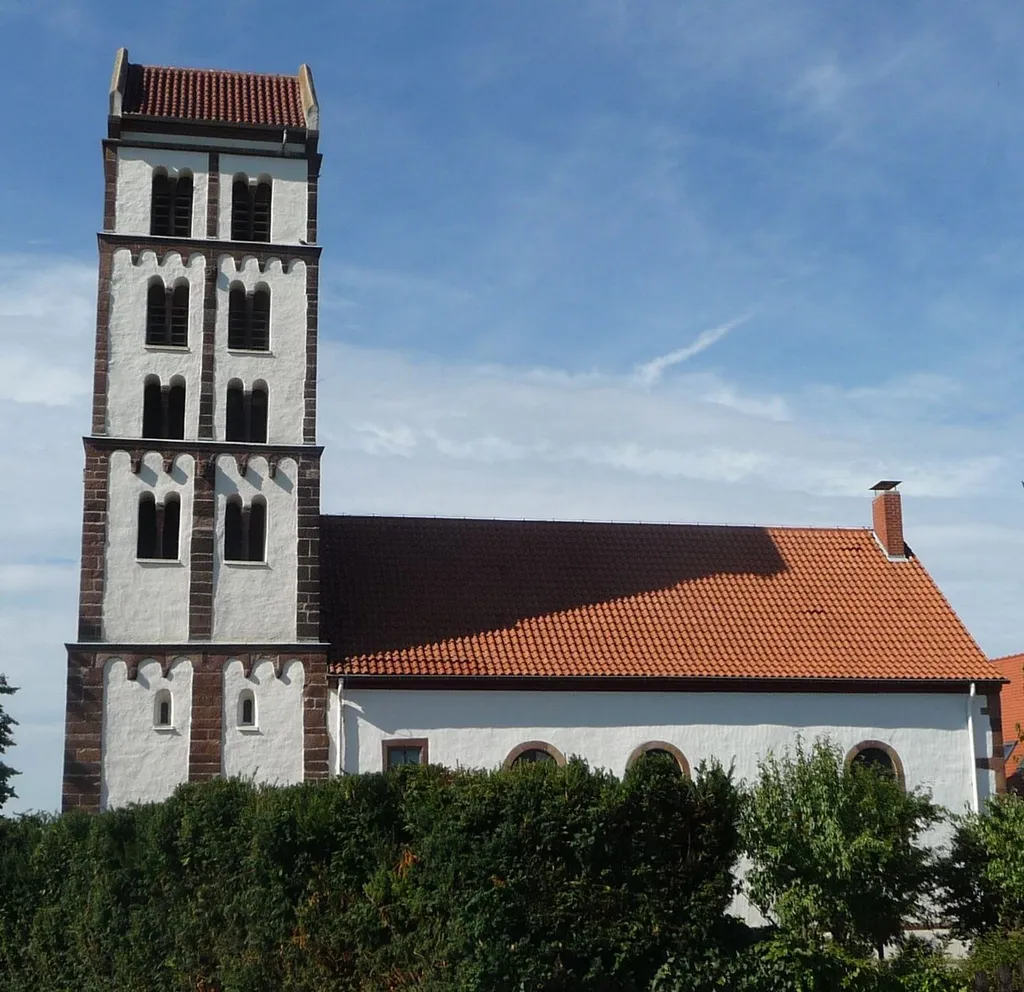 Turm und Schiff der Colgensteiner Kirche stammen aus dem 12. Jahrhundert.