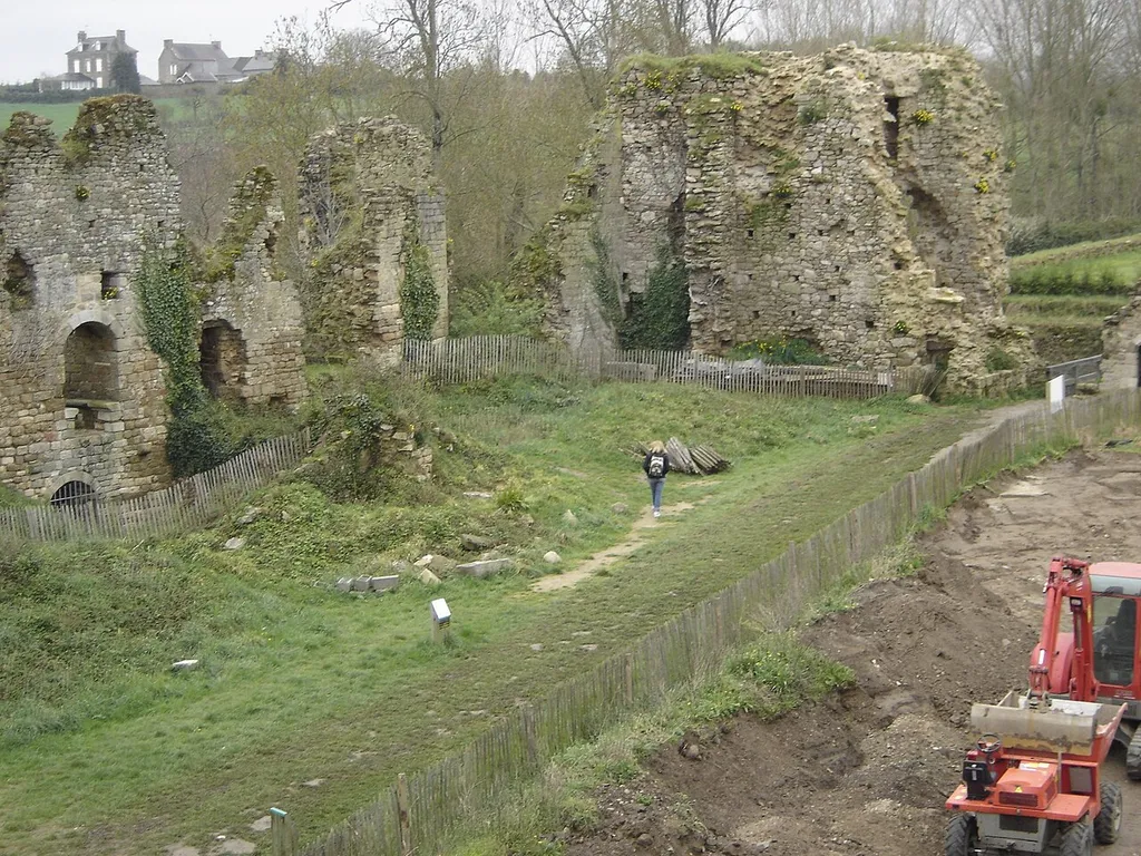 photo du château du Guildo où château de Gilles de Bretagne prise un jour de promenade ... elle est vraiment pas géniale mais je n'en ai pas d'autre bref à remplacer par plus jolie ou et globale du site