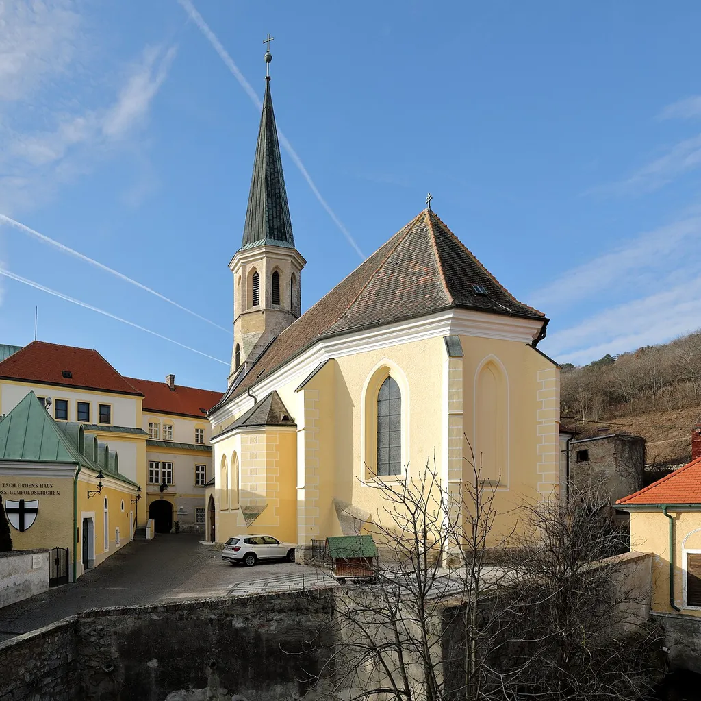 Ostansicht der röm.-kath. Pfarrkirche hl. Michael in der niederösterreichischen Marktgemeinde Gumpoldskirchen. Ein gotischer Hallenbau aus dem Ende des 14. Jahrhunderts mit einem vorgestelltem Westturm. Ursprünglich war sie eine Burgkirche, die teilweise von einem Wassergraben und wehrhafter Kirchhofmauer umgeben ist.