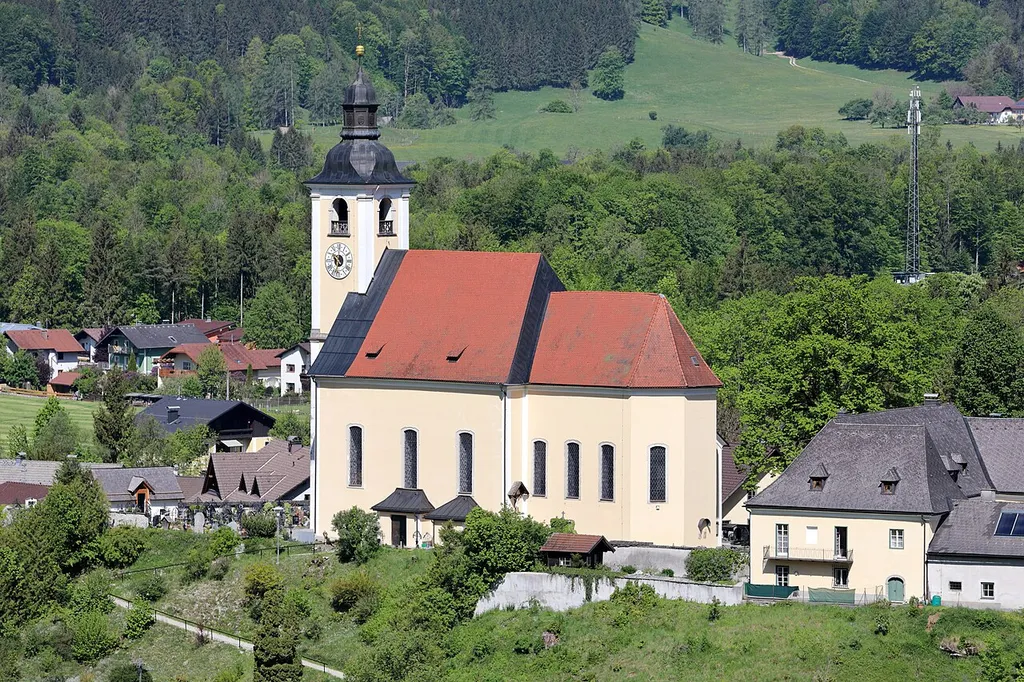 Südostansicht der röm.-kath. Pfarrkirche hl. Jakobus in der oberösterreichischen Gemeinde Grünau im Almtal.