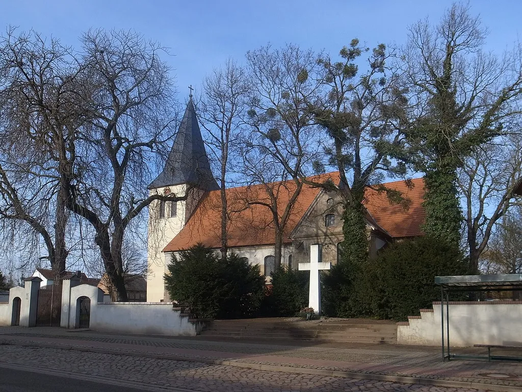 Groß Rosenburg, Denkmal an der Kirche