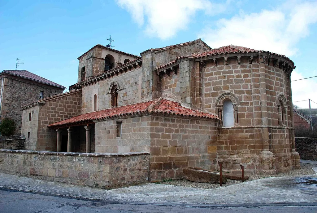 St. Mary's Church in Cillamayor, Palencia, Castile and León). The bulk of the building, but with any subsequent modification corresponds to Romanesque period. However, there is a fragment of the wall on the North, canvas that does not correspond with Romanesque typology of the building or by cutting around you. We do not know its origin, but we can date between late pre-Romanesque and Romanesque incipient. Actual Romanesque period will date the construction of the head of the building. As always, always begins with this part of churches, since after completing, can devote and already begin to officiate the mass in it. We can place around in the mid-12th century by their type.