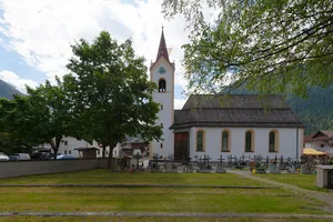 Kirche und Friedhof Huben
