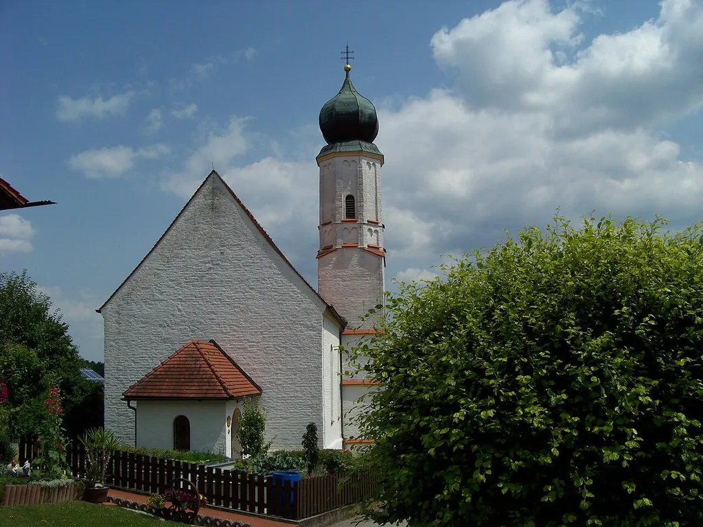 Marklkofen, Poxau, Kalvarienbergstraße 12. Katholische Filialkirche St. Georg und Martin. Saalbau mit Südturm und eingezogenem Chor, im Kern gotisch, im 18. Jahrhundert und 1904/5 verändert; mit Ausstattung.