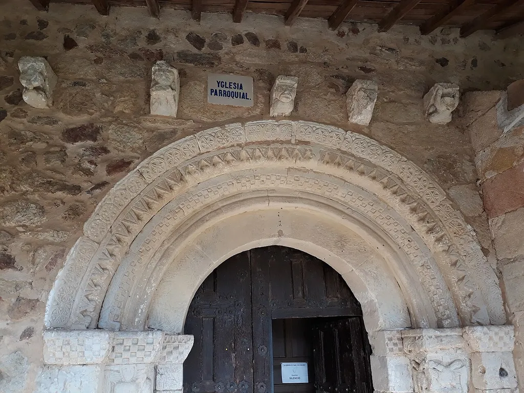 Portada románica de la iglesia de San Miguel Arcángel en Santiz